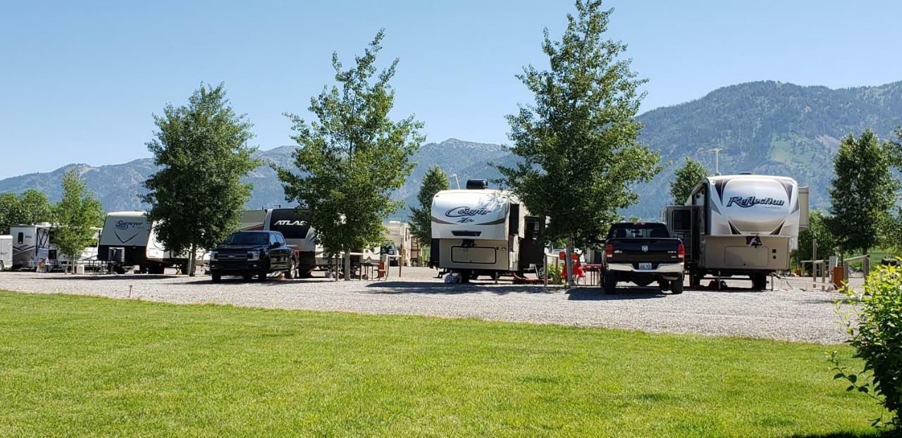 Wolf Den Log Cabin Motel And Rv Park Thayne 外观 照片