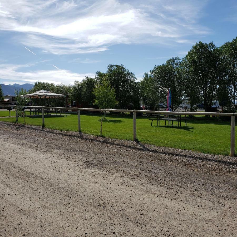 Wolf Den Log Cabin Motel And Rv Park Thayne 外观 照片